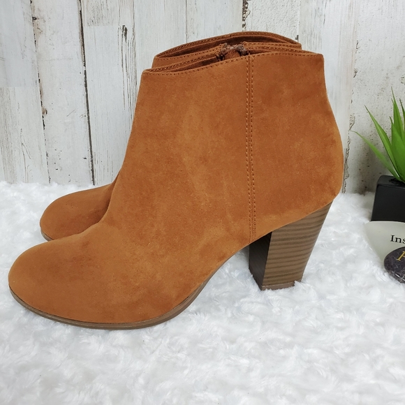 Old Navy Suede Heeled Booties Size 9 - Picture 5 of 10